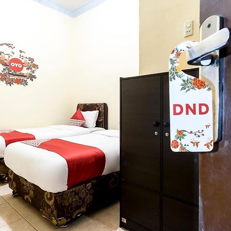 Oyo 723 Penginapan Nia Mandiri Syariah Medan Exterior foto