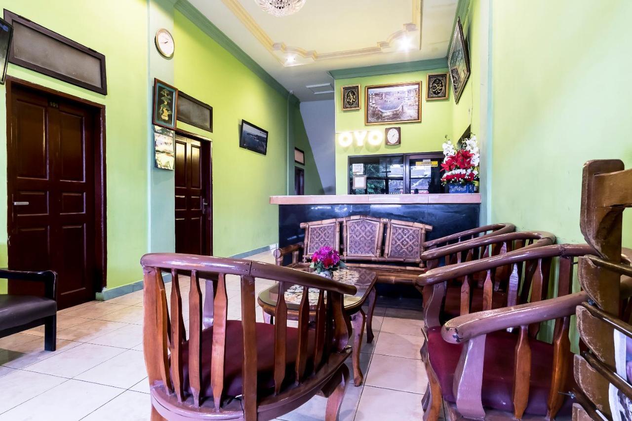 Oyo 723 Penginapan Nia Mandiri Syariah Medan Exterior foto