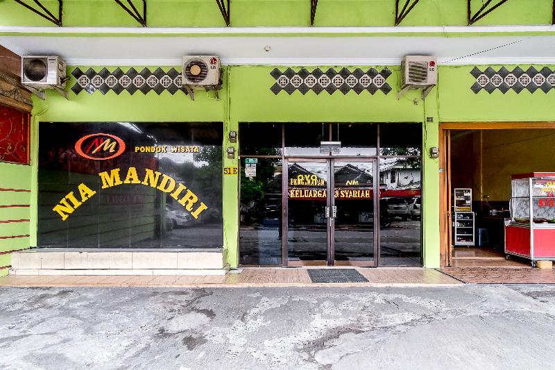 Oyo 723 Penginapan Nia Mandiri Syariah Medan Exterior foto
